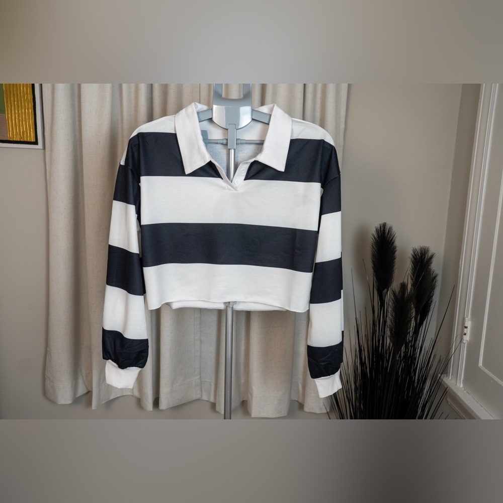 Black & White Striped Cropped Rugby Top (Size Medium)